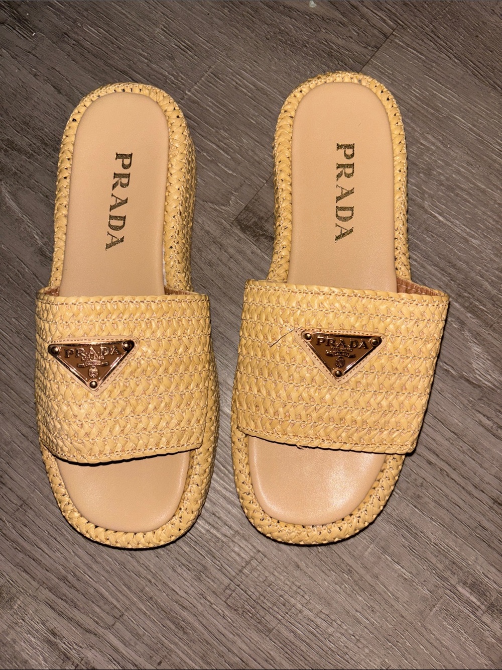 Authentic Prada women Crochet Slide Sandals in Natural Beige with Gold Logo - Picture 4 of 5